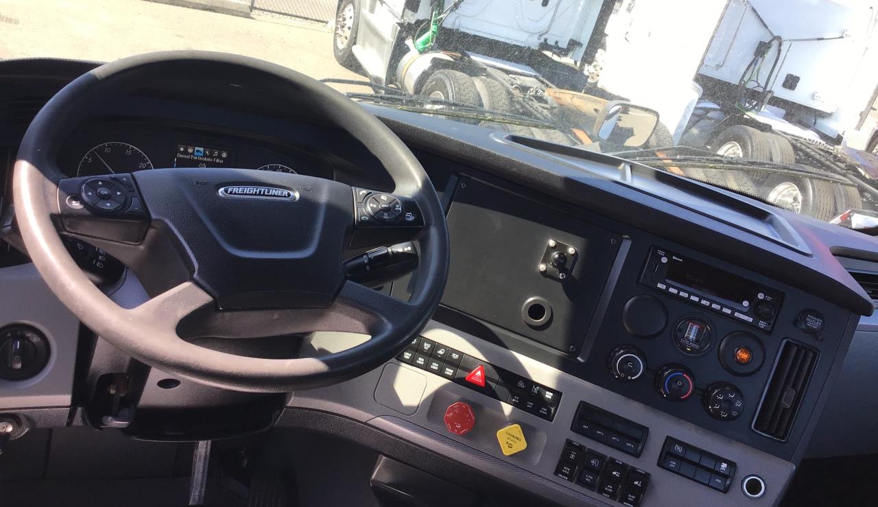 2022 Freightliner Cascadia in Pacific, WA — photo 6
