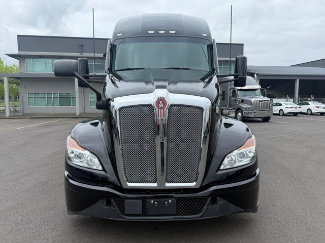 2023 Kenworth T680 in Ridgefield, WA — photo 4