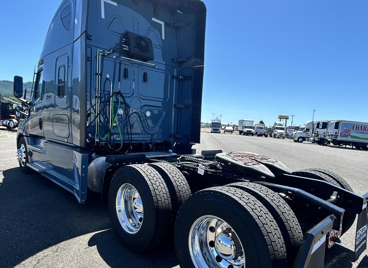 2027 Freightliner Cascadia in Coburg, OR — photo 4
