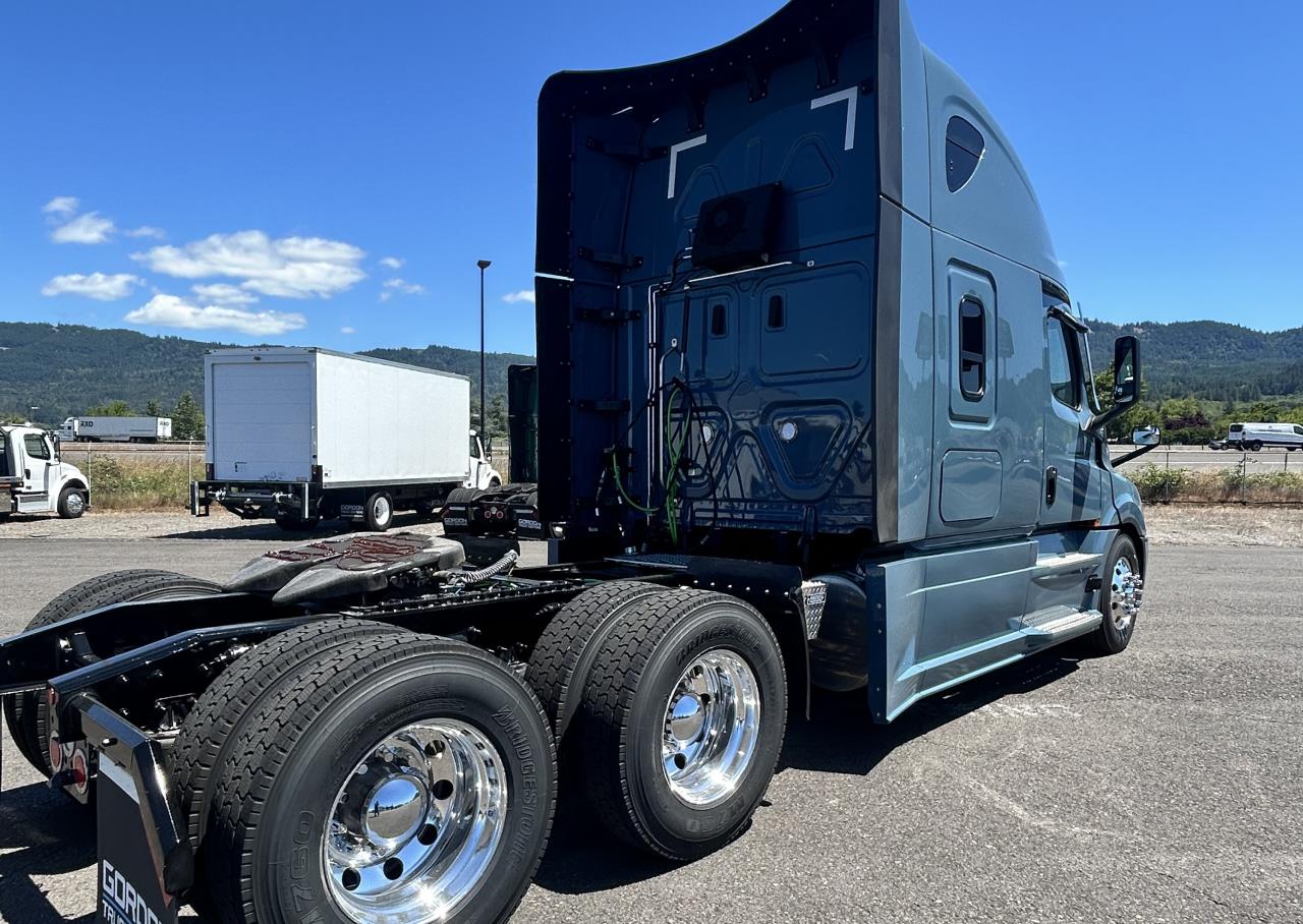 2027 Freightliner Cascadia in Coburg, OR — photo 6