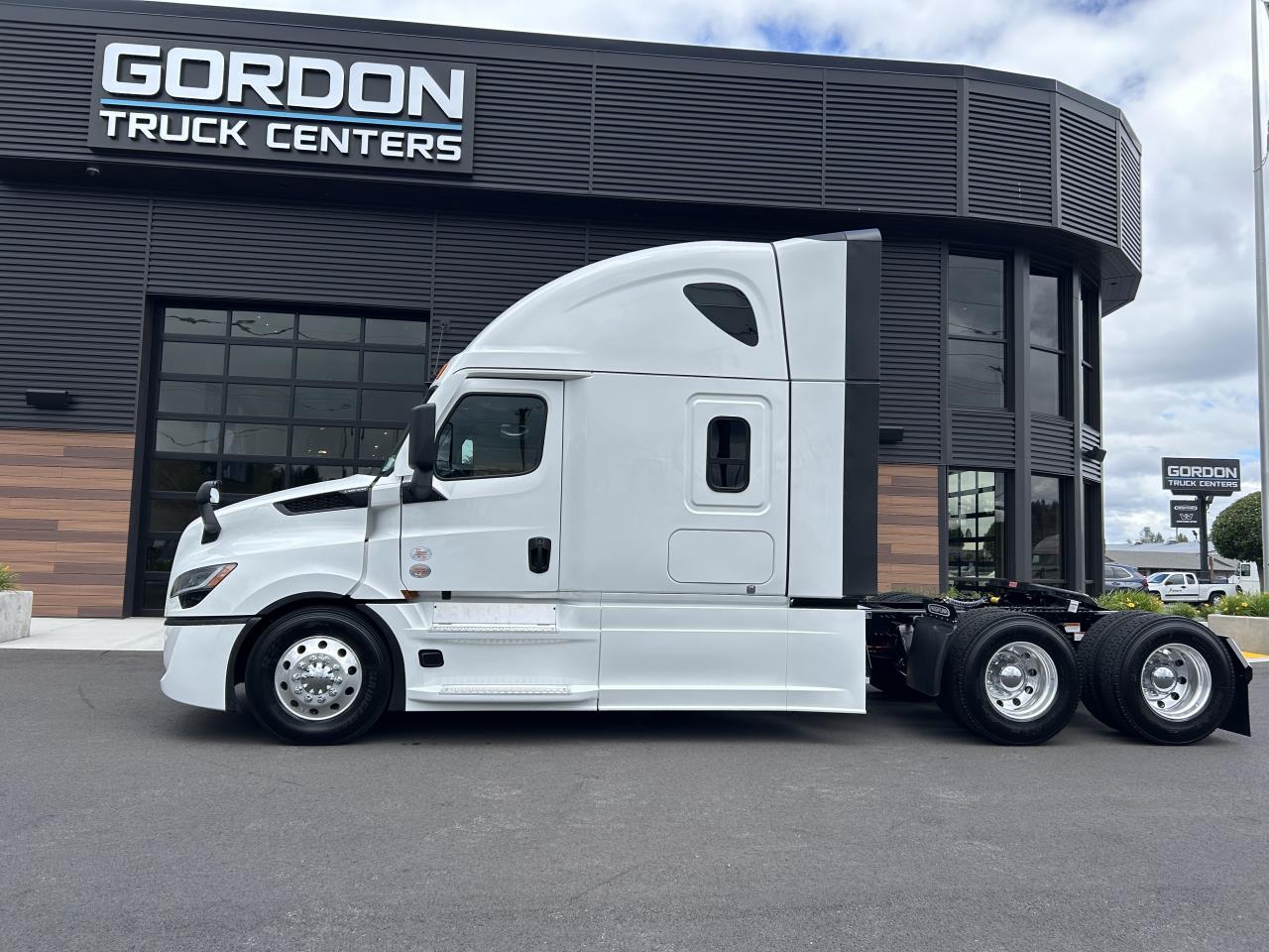 2027 Freightliner Cascadia in Mount Vernon, WA — photo 2