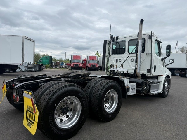 2022 Freightliner Cascadia in Pacific, WA — photo 2