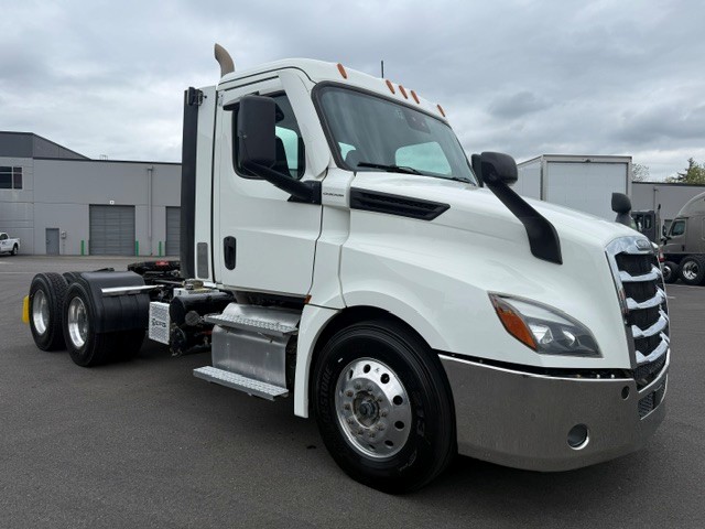 2022 Freightliner Cascadia in Pacific, WA — photo 3