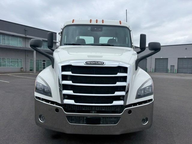 2022 Freightliner Cascadia in Pacific, WA — photo 4
