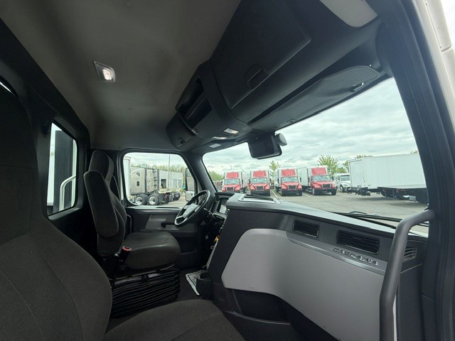 2022 Freightliner Cascadia in Pacific, WA — photo 7