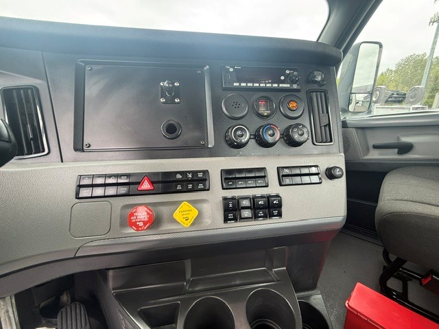 2022 Freightliner Cascadia in Pacific, WA — photo 9