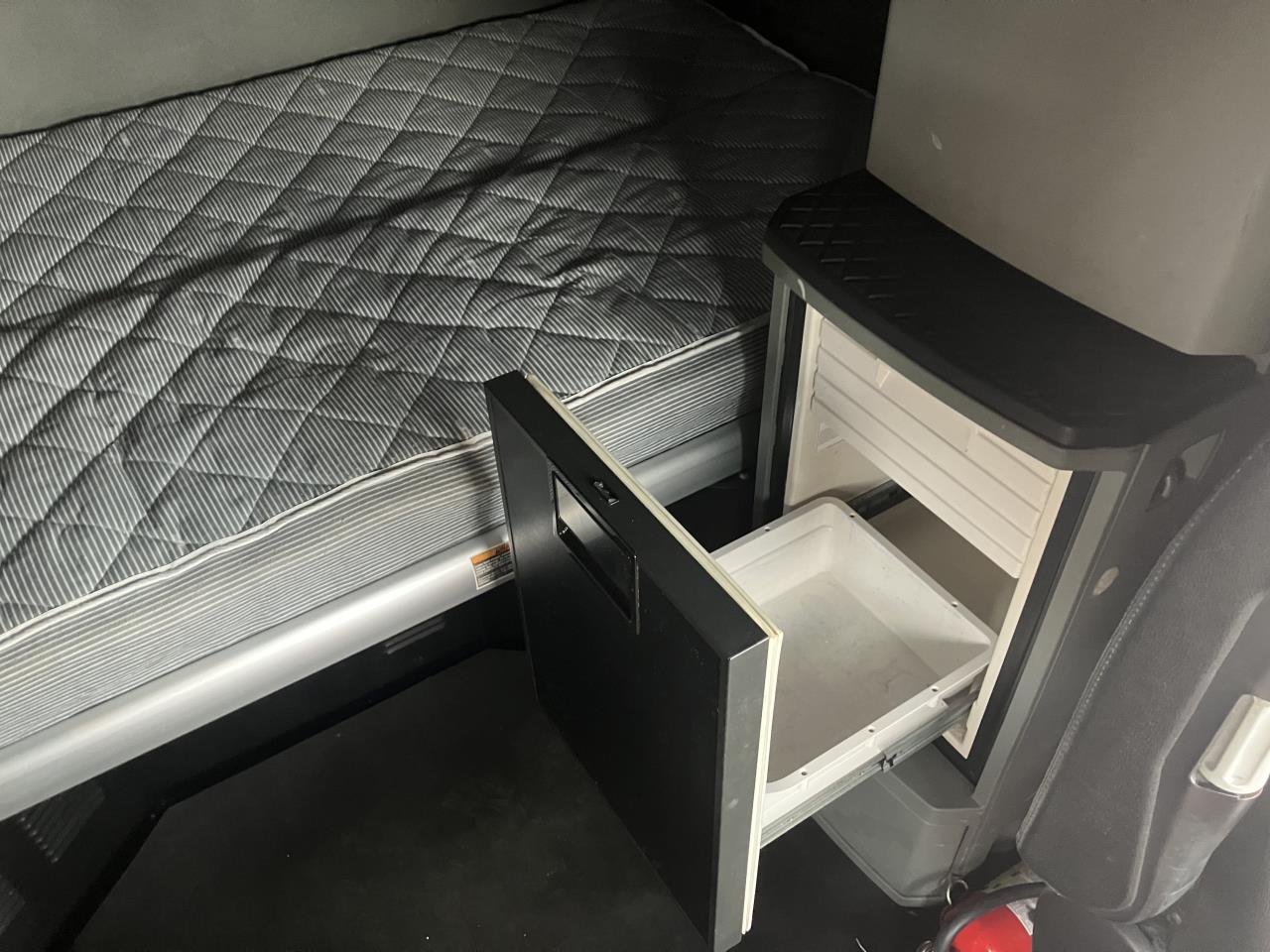 2021 Kenworth T680 - image 9