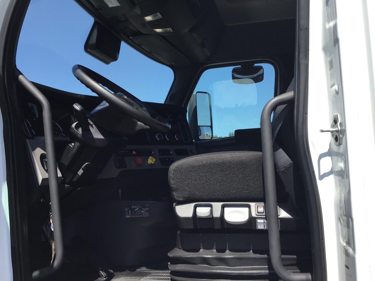 2024 Freightliner Cascadia in Pacific, WA — photo 6