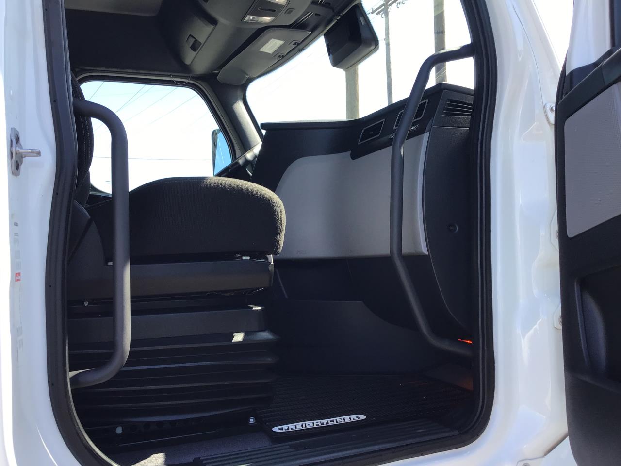 2024 Freightliner Cascadia in Pacific, WA — photo 4