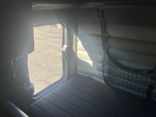 2022 Freightliner Cascadia in Pacific, WA — photo 10