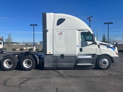 2022 Freightliner Cascadia in Pacific, WA — photo 3
