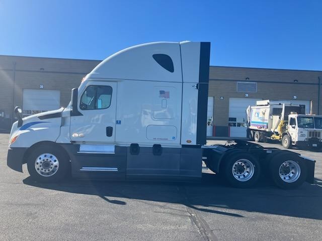 2022 Freightliner Cascadia in Pacific, WA — photo 4