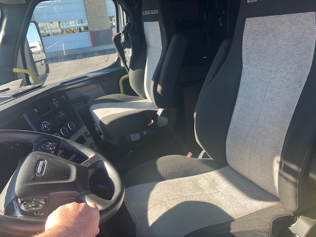 2022 Freightliner Cascadia in Pacific, WA — photo 6