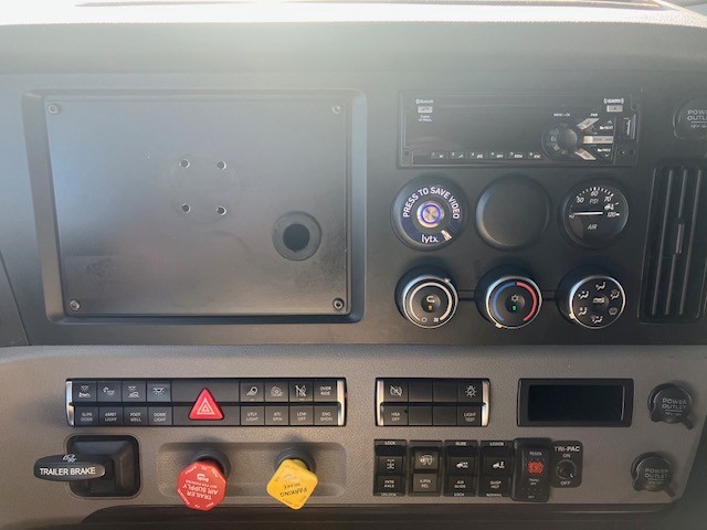 2022 Freightliner Cascadia in Pacific, WA — photo 8