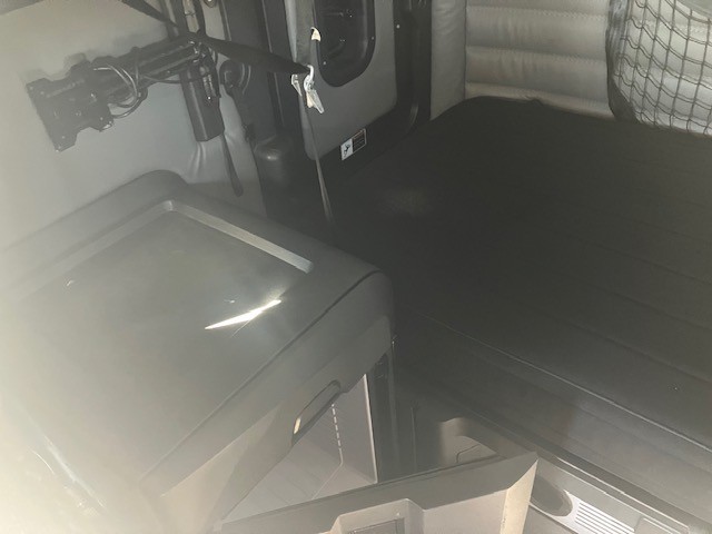 2022 Freightliner Cascadia in Pacific, WA — photo 9