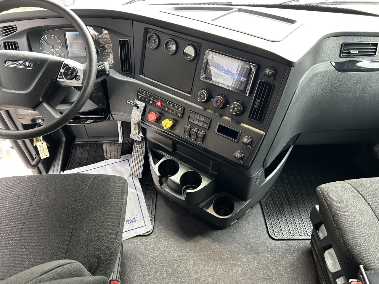 2027 Freightliner Cascadia in Pacific, WA — photo 8
