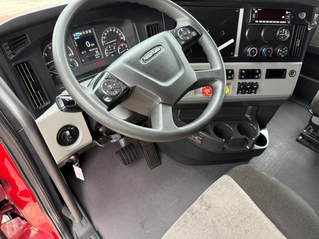 2022 Freightliner Cascadia - image 4