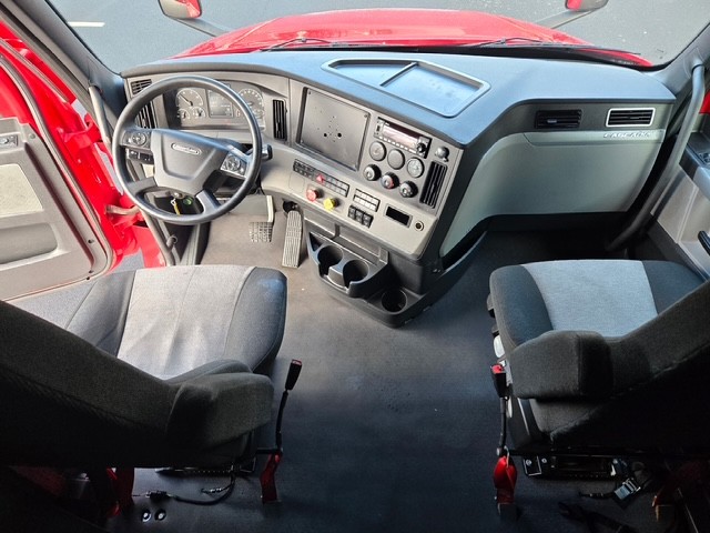 2022 Freightliner Cascadia - image 8