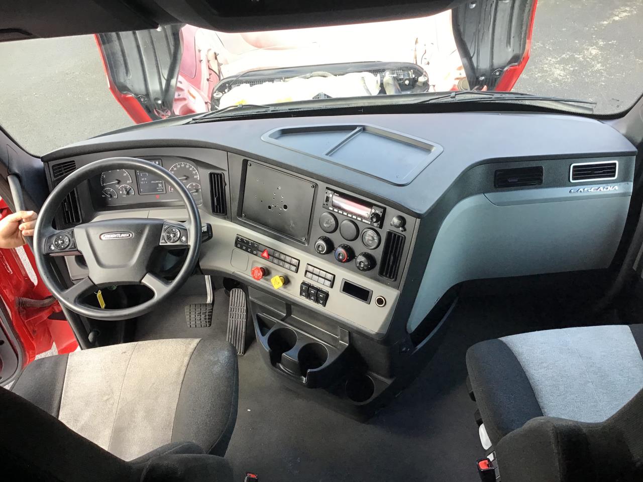 2022 Freightliner Cascadia in Pacific, WA — photo 9