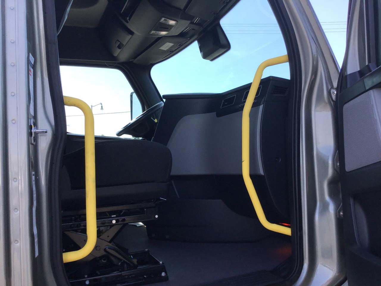 2025 Freightliner Cascadia in Pacific, WA — photo 4