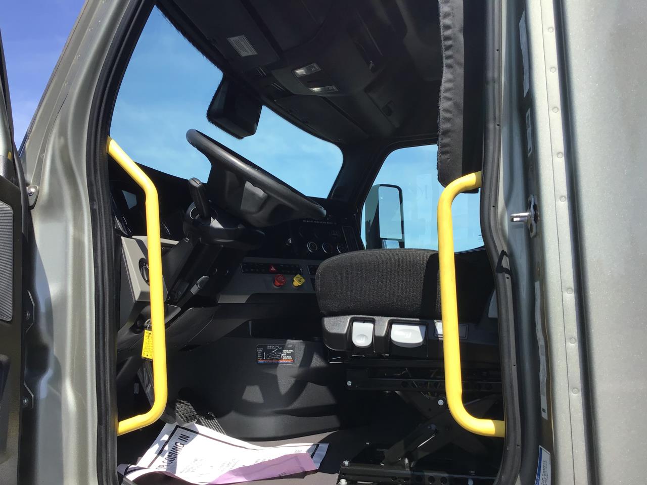 2025 Freightliner Cascadia in Pacific, WA — photo 5