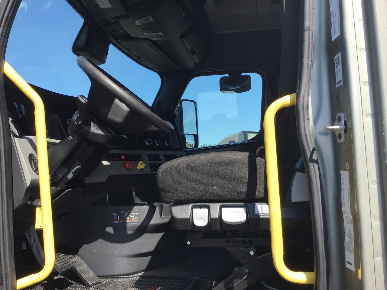 2025 Freightliner Cascadia in Pacific, WA — photo 6