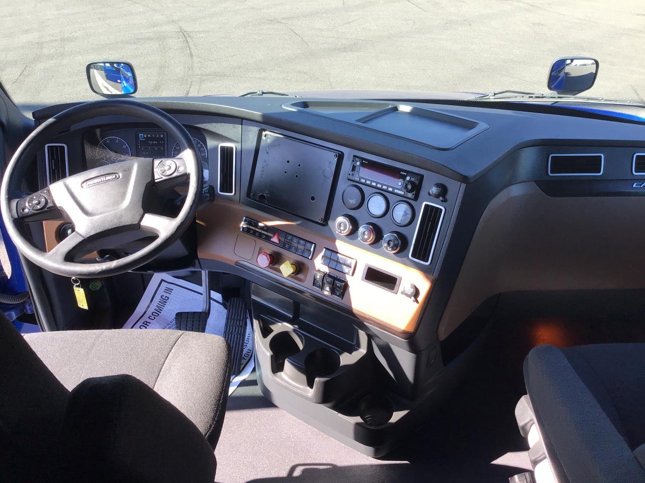 2022 Freightliner Cascadia in Pacific, WA — photo 5