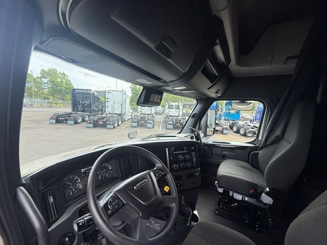 2024 Freightliner Cascadia in Ridgefield, WA — photo 3
