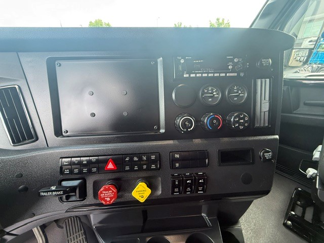 2024 Freightliner Cascadia in Ridgefield, WA — photo 8