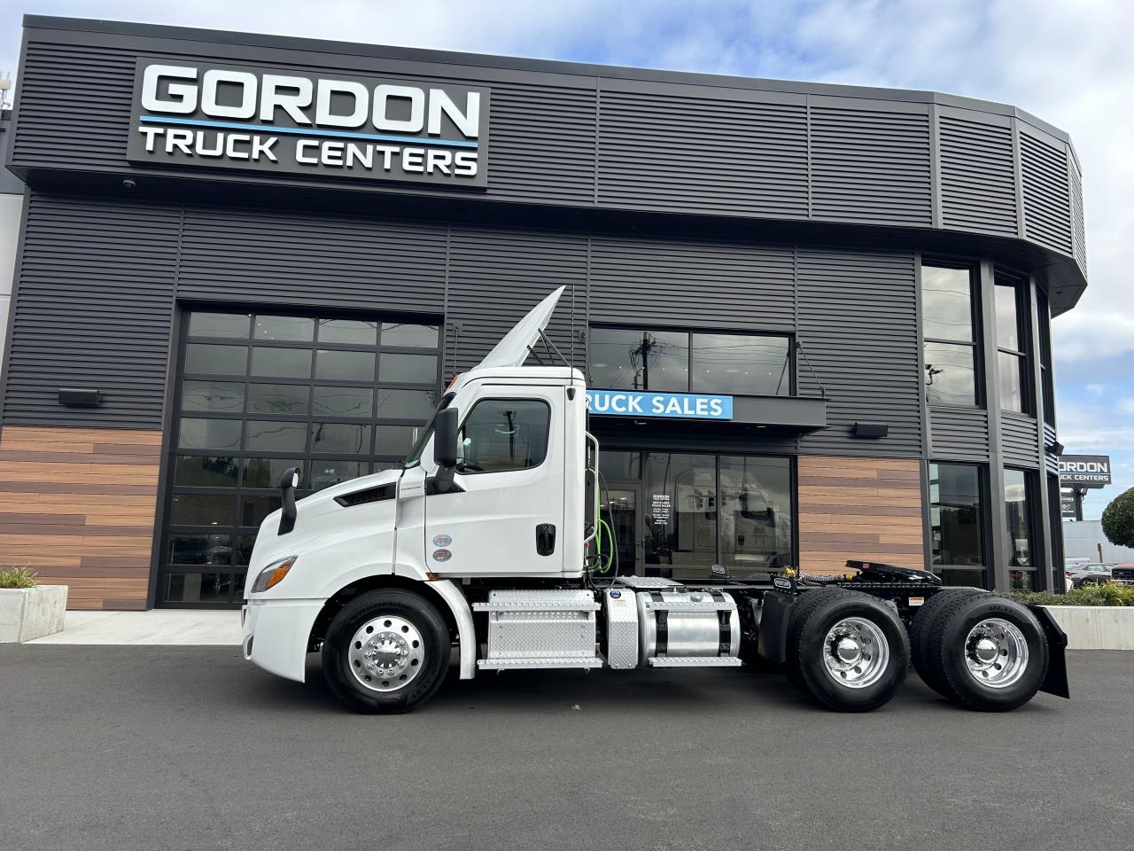 2027 Freightliner Cascadia in Pacific, WA — photo 2