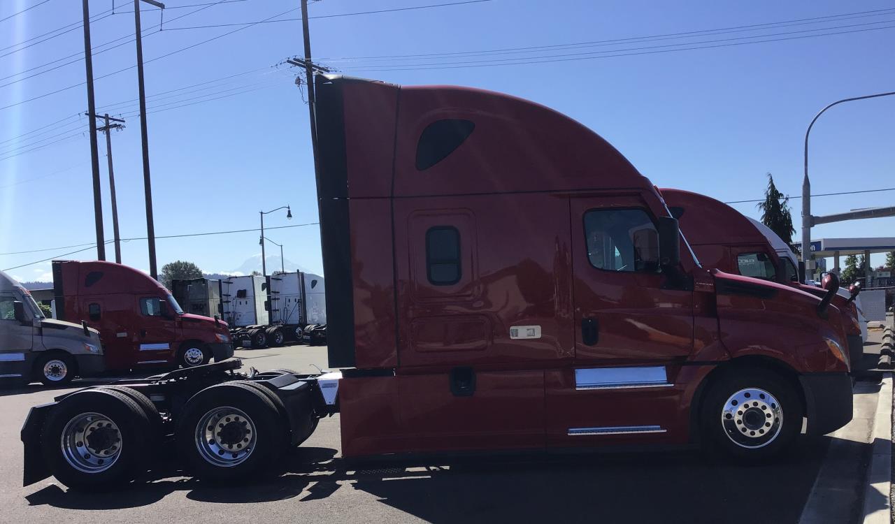 2022 Freightliner Cascadia in Pacific, WA — photo 2