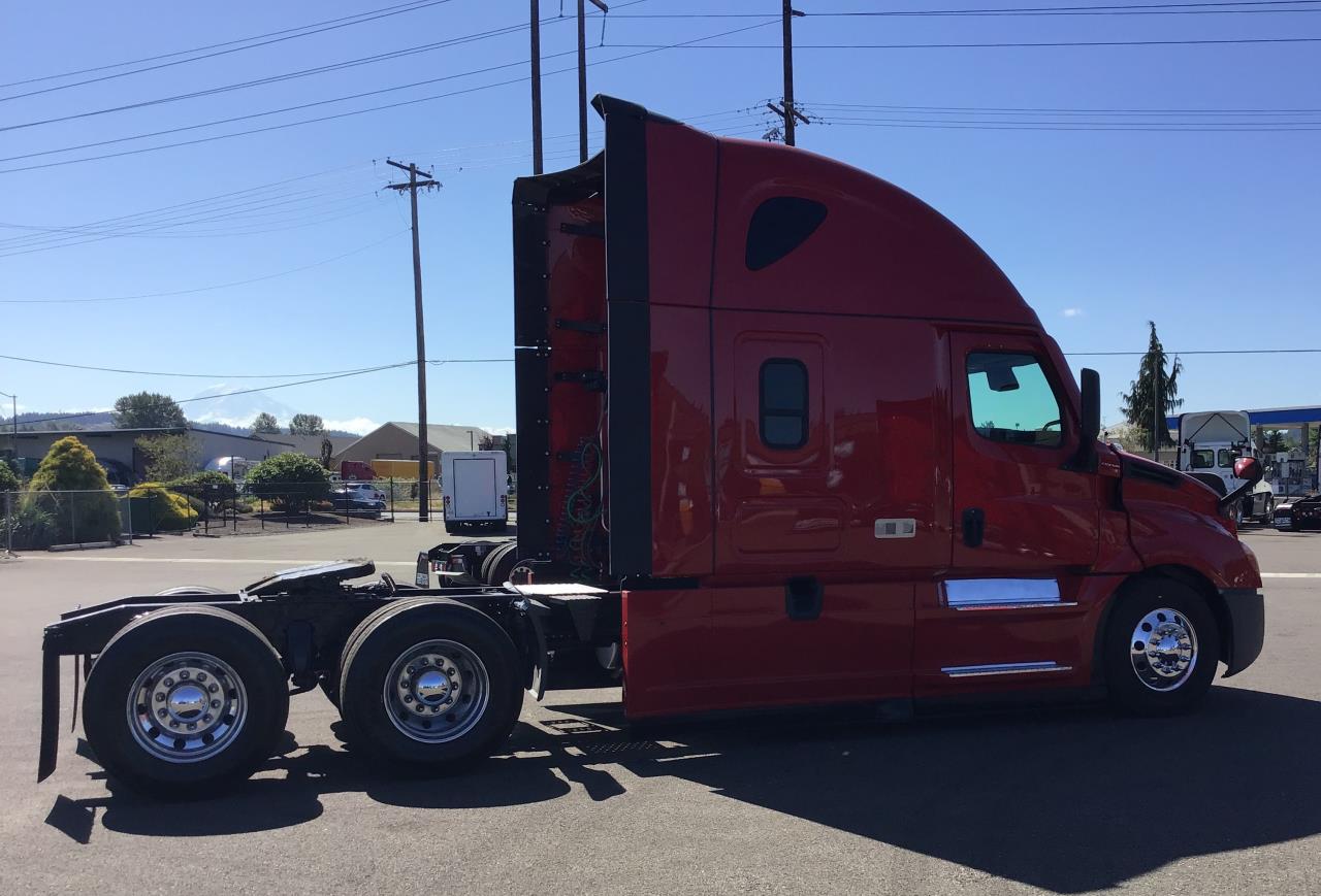 2022 Freightliner Cascadia in Pacific, WA — photo 2