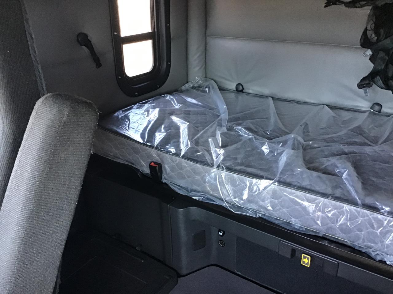2022 Freightliner Cascadia in Pacific, WA — photo 8