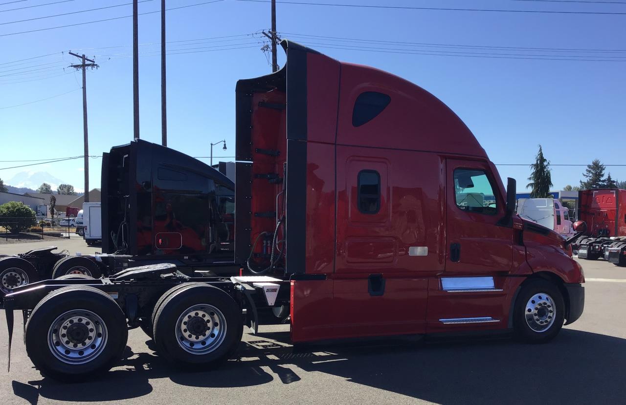 2022 Freightliner Cascadia in Pacific, WA — photo 3