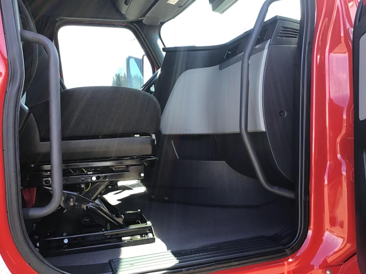 2022 Freightliner Cascadia in Pacific, WA — photo 4