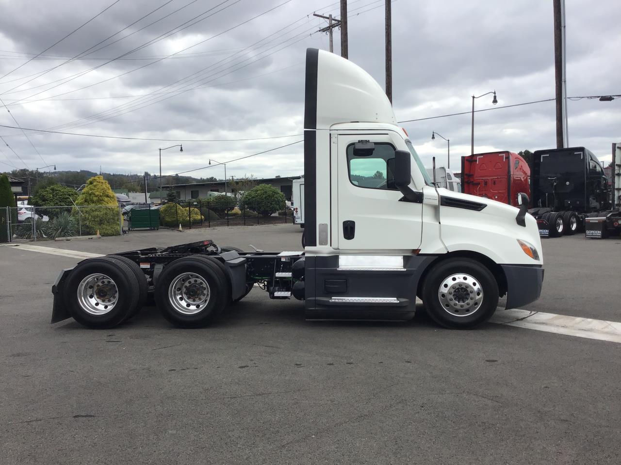 2022 Freightliner Cascadia in Pacific, WA — photo 3