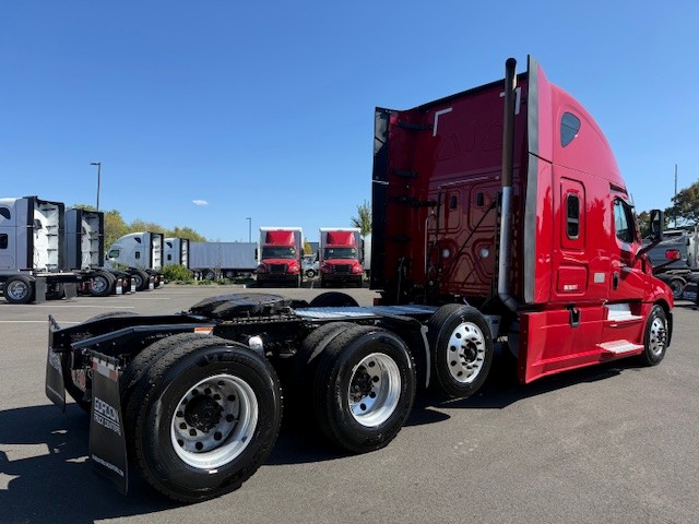 2024 Freightliner Cascadia in Ridgefield, WA — photo 2