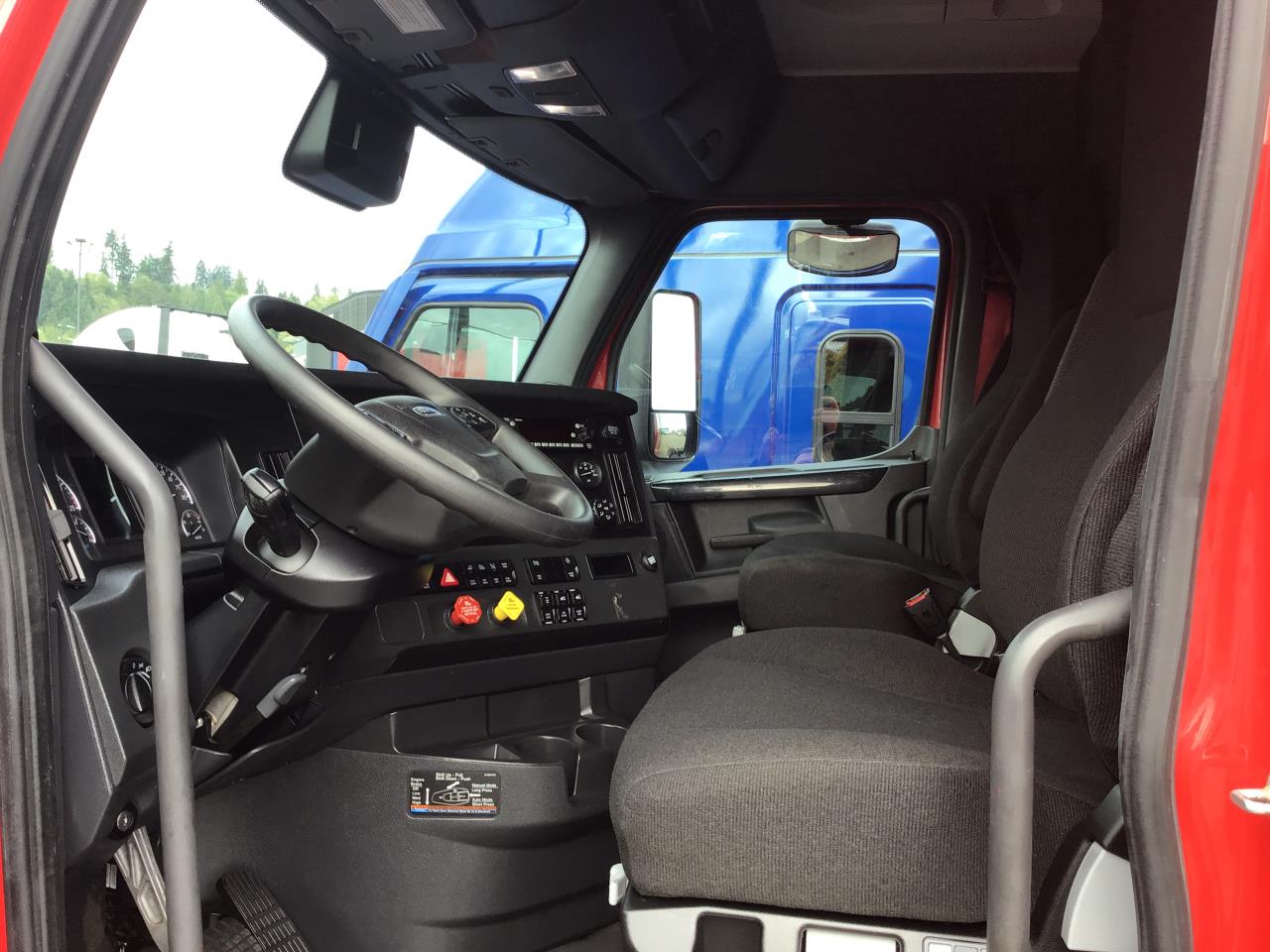 2023 Freightliner Cascadia in Pacific, WA — photo 8